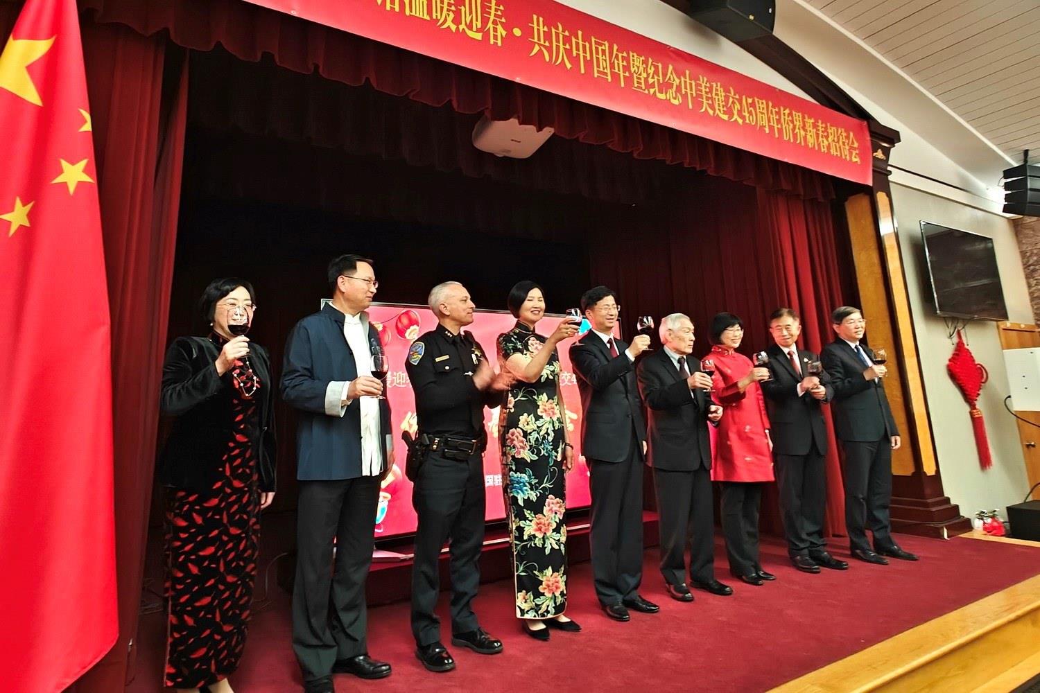 僑胞代表與駐舊金山總領(lǐng)館官員合影。主辦方供圖