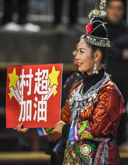 1月7日，一位村民手舉“村超加油”的標(biāo)牌 新華社記者 陶亮 攝 