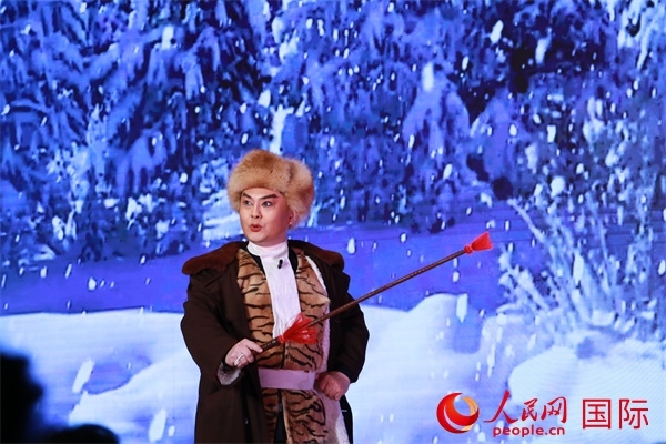 現(xiàn)代京劇《智取威虎山》選段《打虎上山》。人民網(wǎng) 許可攝