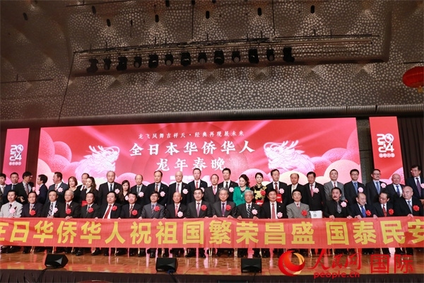 主辦方與嘉賓合影。人民網(wǎng) 許可攝