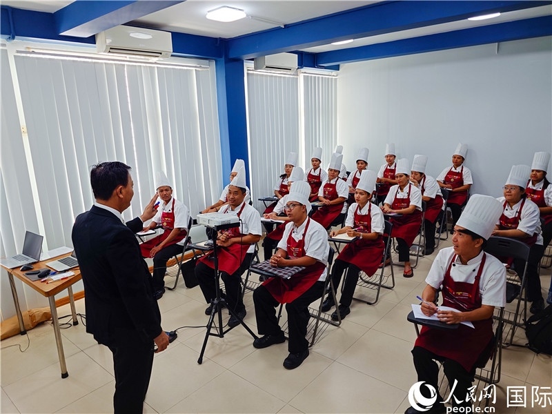 教師向?qū)W員授課。人民網(wǎng)記者 謝佳君攝