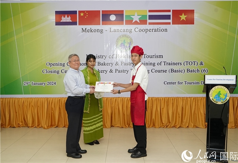 潘峰參贊向?qū)W員頒發(fā)證書。人民網(wǎng)記者 謝佳君攝