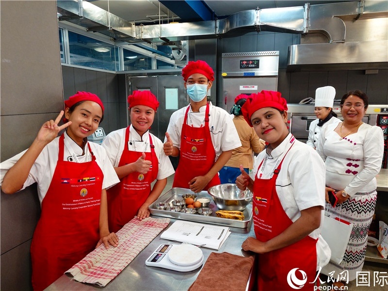 學(xué)員進(jìn)行實操練習(xí)。人民網(wǎng)記者 謝佳君攝