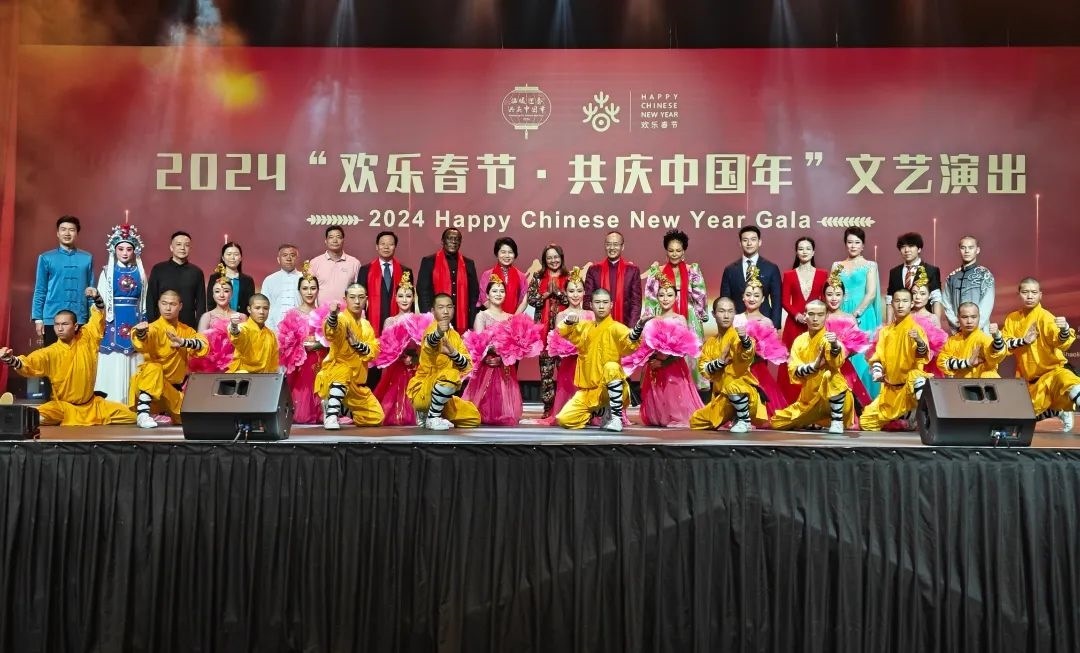 全體嘉賓和演員合影。中國(guó)駐南非大使館供圖