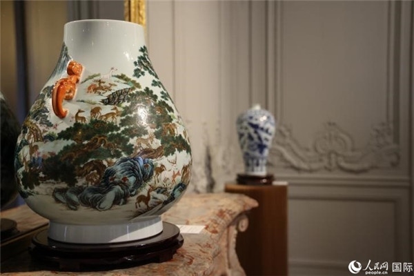 嘉賓和公眾參觀“絲路瓷行”——中國景德鎮(zhèn)陶瓷文化特展。人民網(wǎng)記者 尚凱元攝