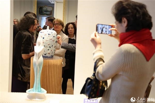 嘉賓和公眾參觀“絲路瓷行”——中國景德鎮(zhèn)陶瓷文化特展。人民網(wǎng)記者 尚凱元攝