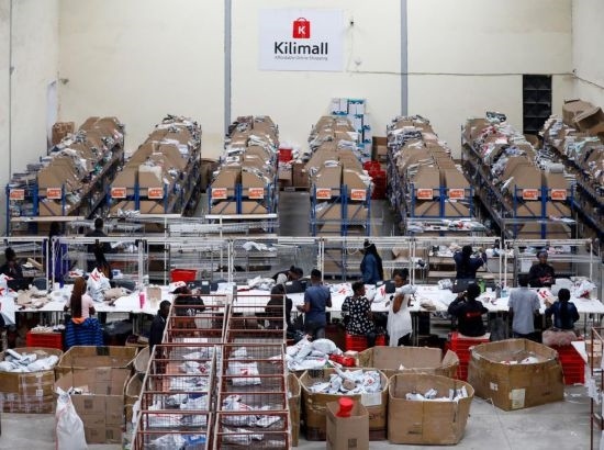 2023年11月11日，在肯尼亞姆洛隆戈，Kilimall員工在倉庫內(nèi)工作。新華社記者 李亞輝 攝