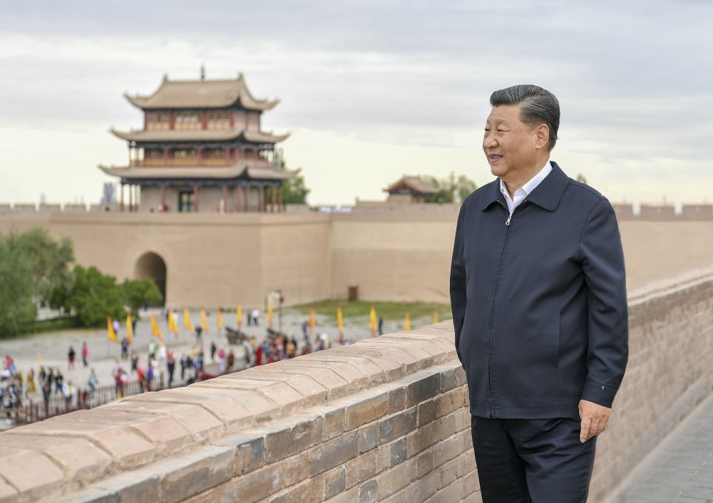 2019年8月20日上午，習近平來到嘉峪關關城，登上城樓察看關城整體面貌，聽取河西走廊長城、關隘歷史文化情況介紹。新華社記者 謝環(huán)馳 攝