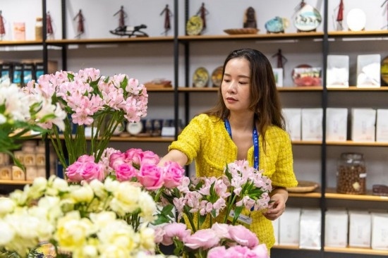 2023年7月1日，在位于湖南省長沙市的湖南高橋大市場(chǎng)，中非經(jīng)貿(mào)博覽會(huì)常設(shè)展館展區(qū)肯尼亞館工作人員在整理產(chǎn)自非洲的鮮花。新華社記者 陳思汗 攝