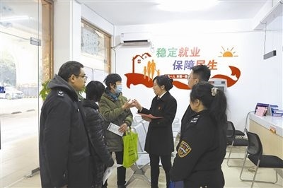  圖③：調(diào)解后，法官現(xiàn)場向當(dāng)事人做釋法析理工作。