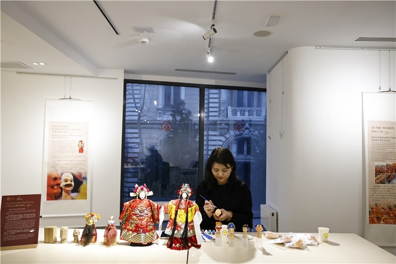 中國(guó)泉州的非遺大師制作江加走木偶頭雕刻。 布加勒斯特中國(guó)文化中心供圖_副本