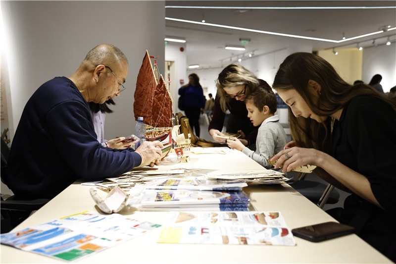 中國(guó)泉州非遺大師現(xiàn)場(chǎng)指導(dǎo)制作水密隔艙福船制造技藝。 布加勒斯特中國(guó)文化中心供圖