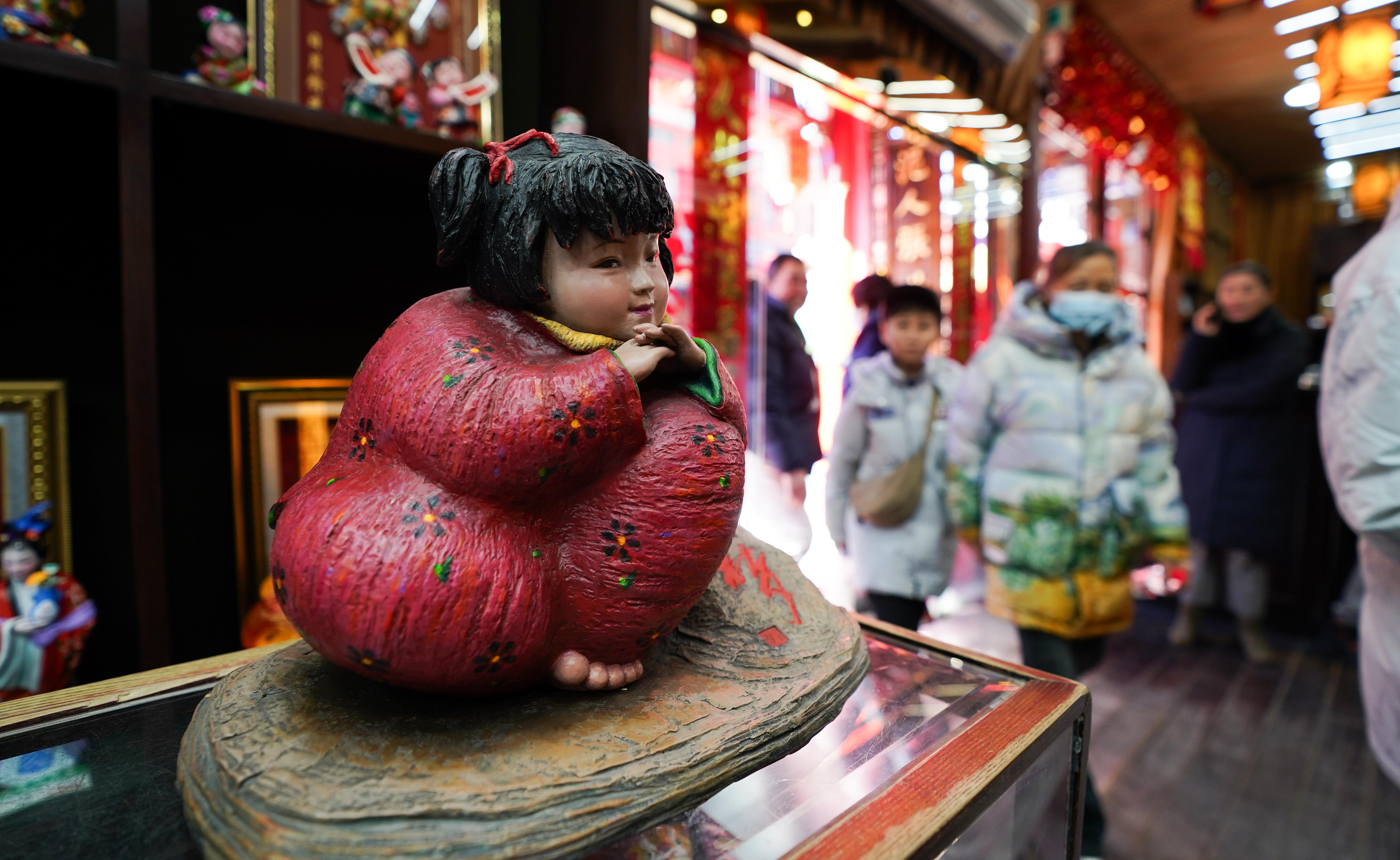 △泥人張彩塑是天津的傳統(tǒng)民間手工藝品，為天津市首批國(guó)家級(jí)非物質(zhì)文化遺產(chǎn)。（總臺(tái)國(guó)廣記者李晉拍攝）