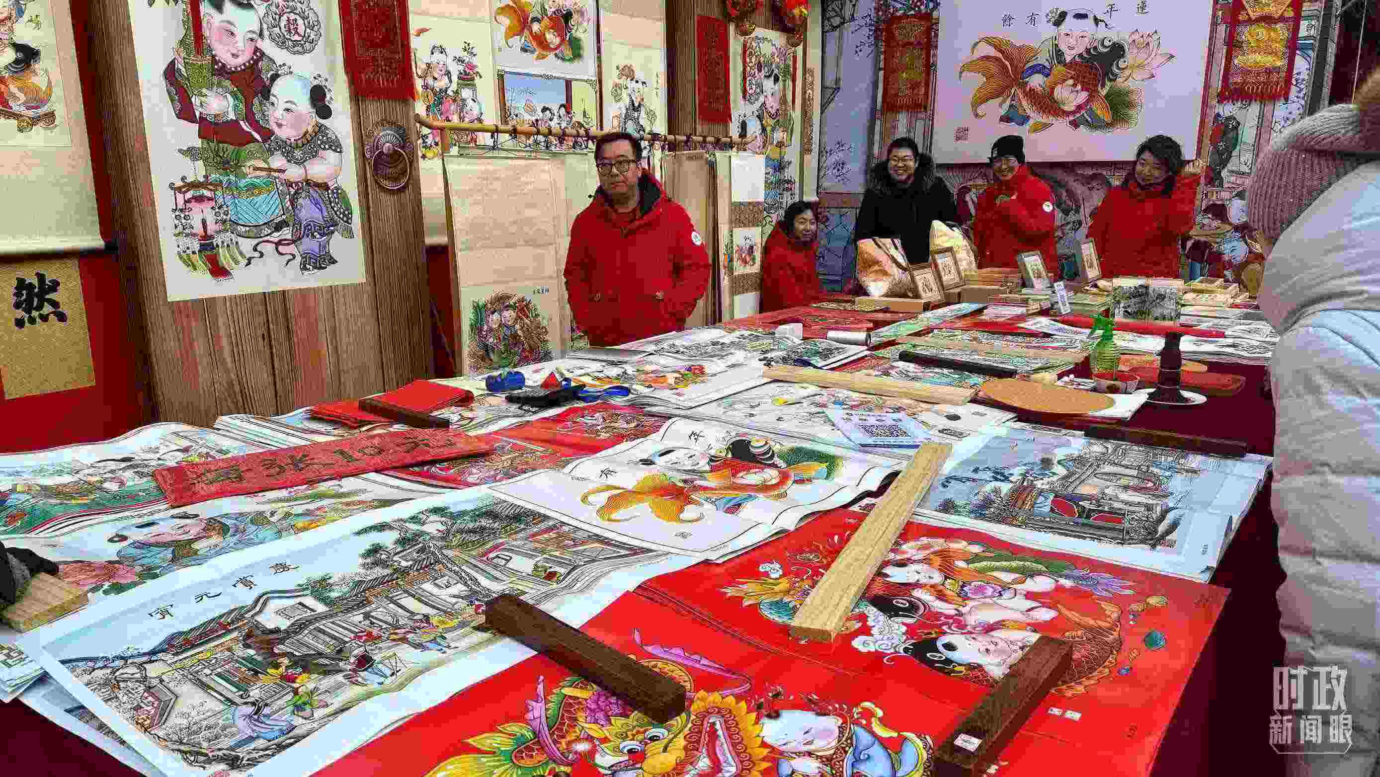 △市民們正在天津古文化街選購(gòu)年畫。（總臺(tái)央視記者黎兵拍攝）