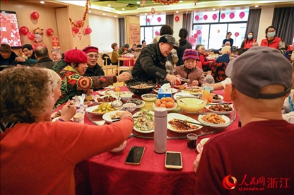 老人們享用公益年夜飯。人民網(wǎng)記者 葉賓得攝