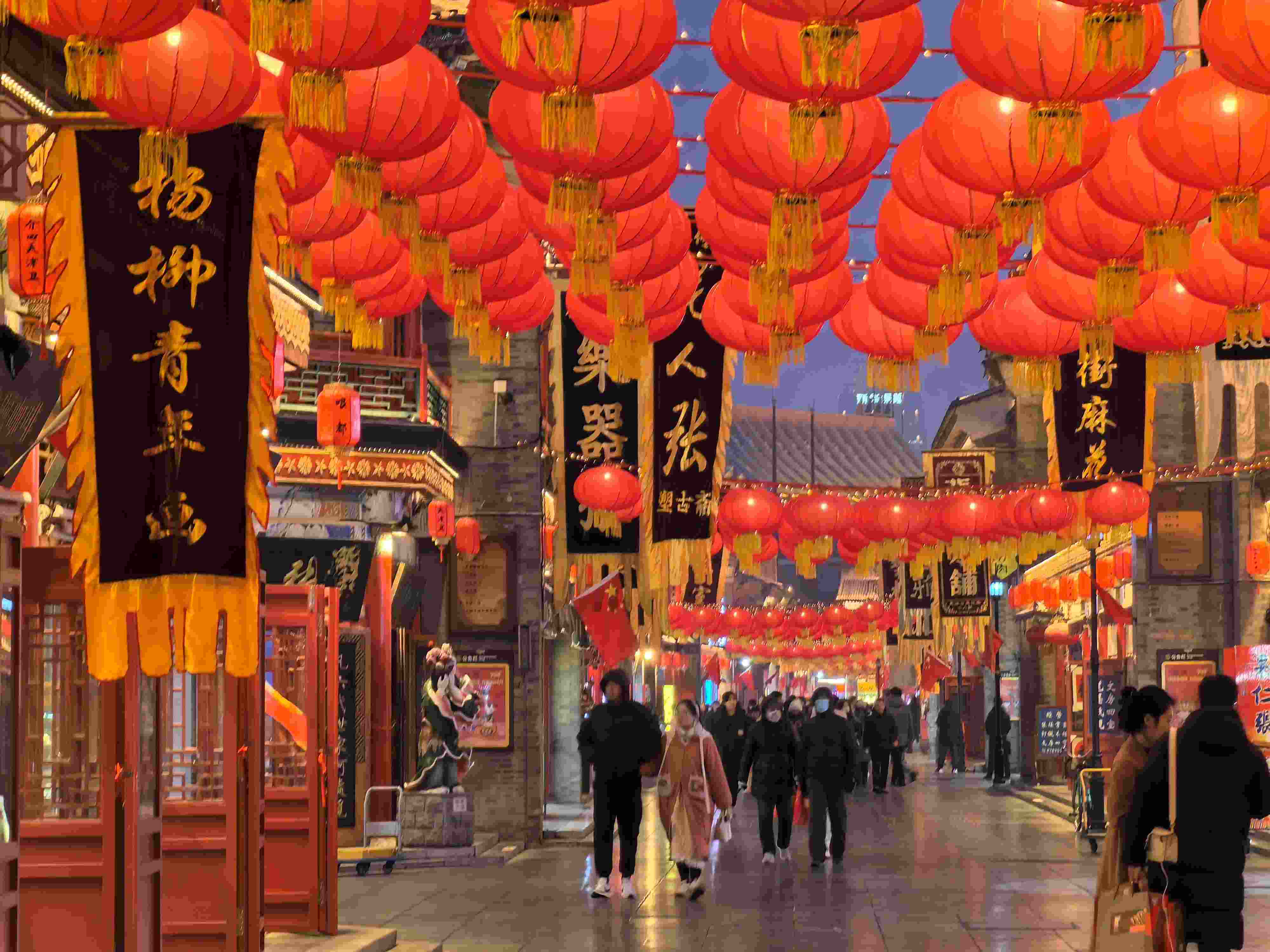 △春節(jié)臨近，古文化街上年味兒漸濃。（總臺(tái)央廣記者潘毅拍攝）