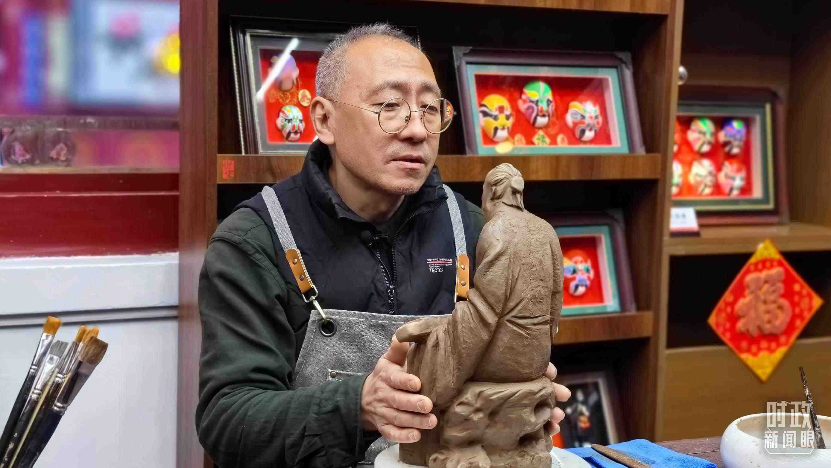 △“泥人張”的匠人正在雕塑。（總臺(tái)央視記者潘毅拍攝）