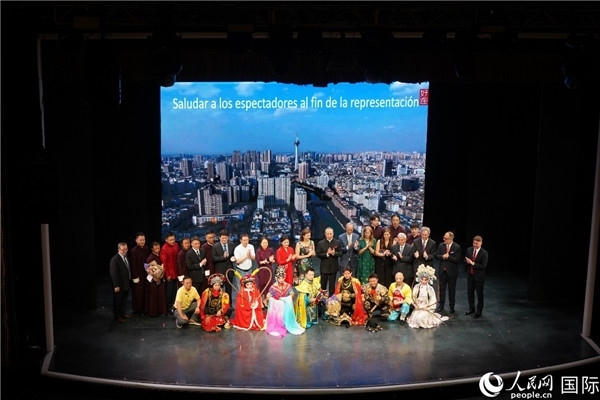 圖為王衛(wèi)大使與蒙迪諾外長(zhǎng)等嘉賓登臺(tái)祝賀。人民網(wǎng)記者 許放攝