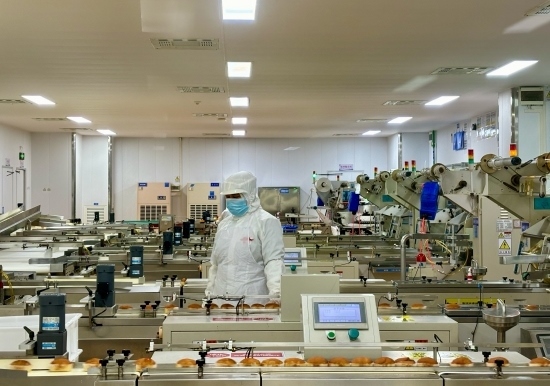 盼盼5G智慧工廠生產(chǎn)線正在進行產(chǎn)品質(zhì)檢。人民網(wǎng)記者 金慧慧攝