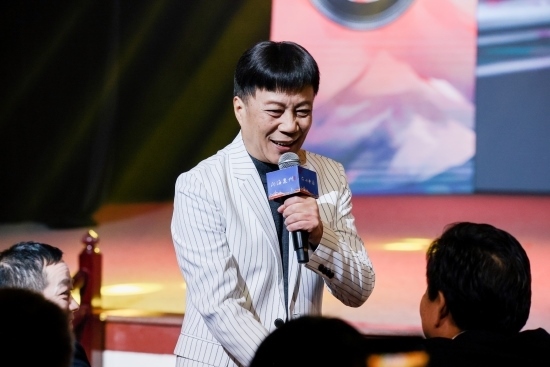 “何以中國·向海泉州”網(wǎng)絡(luò)主題活動現(xiàn)場，陳百潭演出時與觀眾互動。泉州廣播電視臺供圖