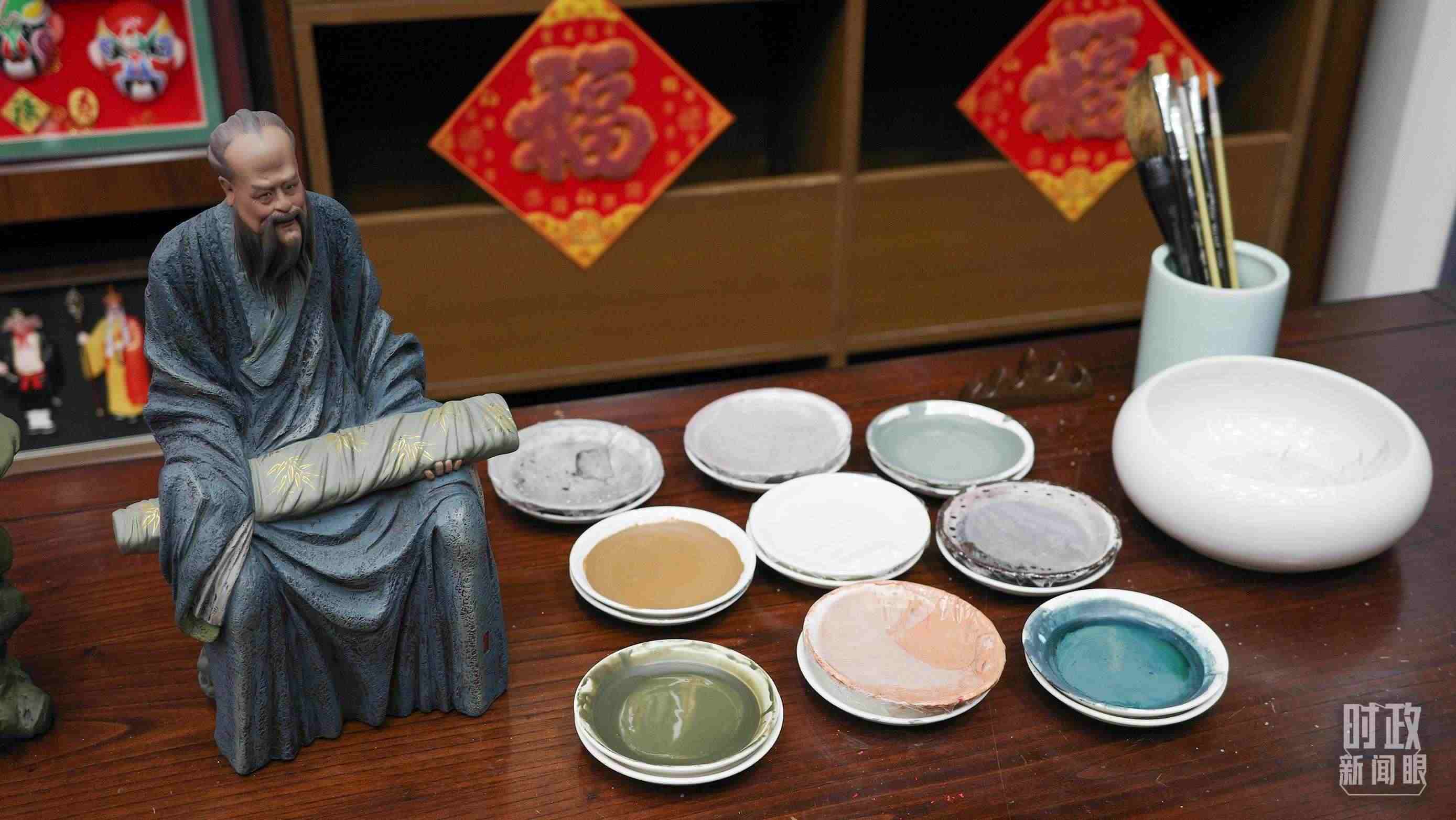 △天津古文化街，泥人張店鋪的上色顏料展示。（總臺(tái)央視記者覃思拍攝）