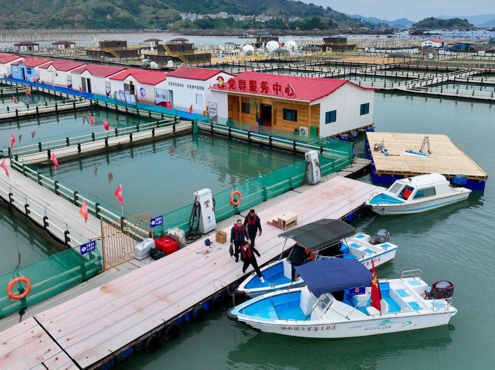 △2023年11月14日，福建寧德市霞浦縣溪南鎮(zhèn)七星海上社區(qū)的工作人員，前往轄區(qū)漁排進行民情走訪。