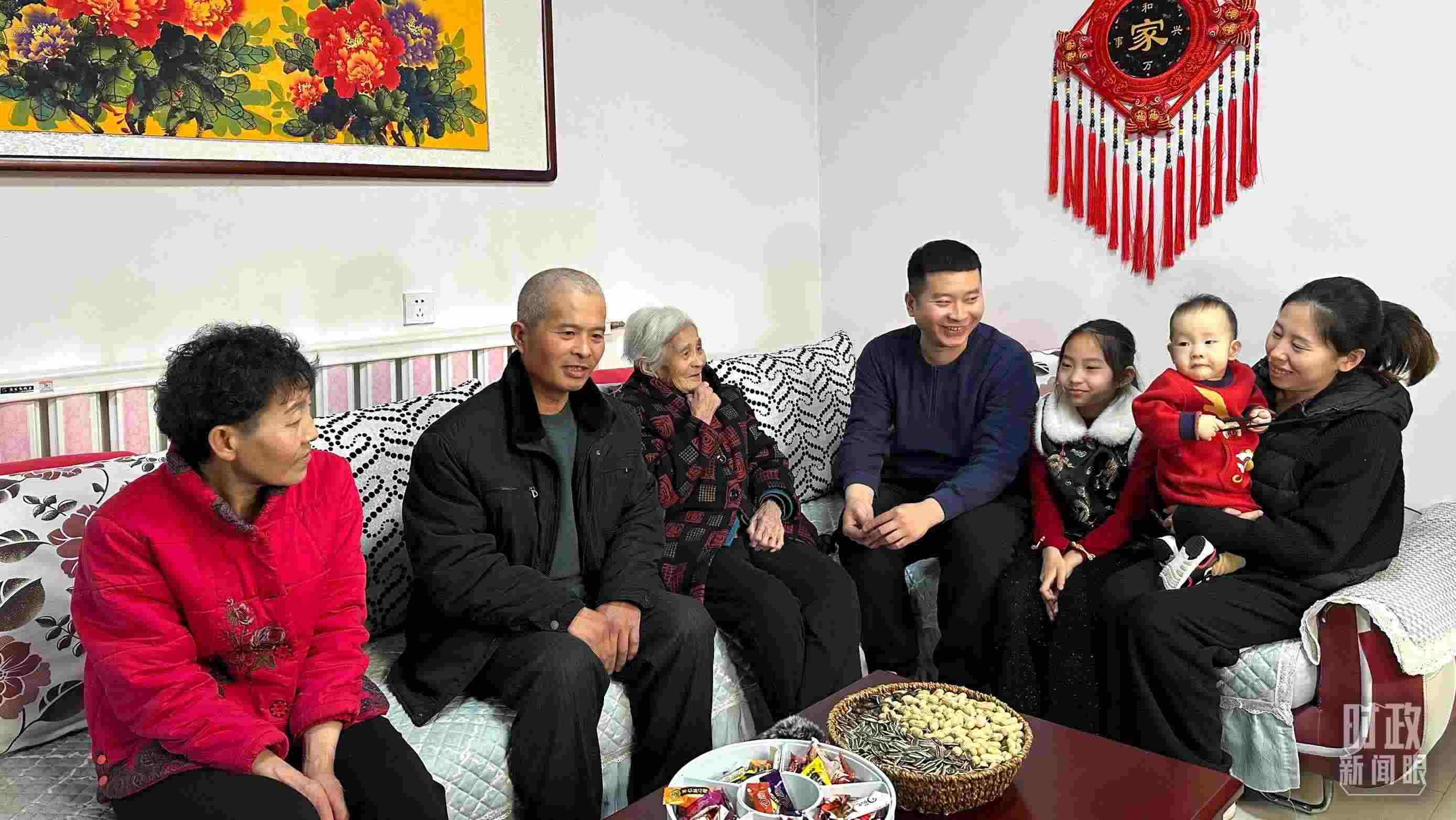 △第六埠村村民杜洪剛一家。（總臺(tái)央視記者趙化拍攝）