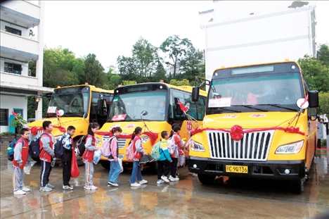 △2023年9月28日，湖北竹山縣校園直通車全域開通后，學生在有序排隊乘車。第二批主題教育開展后，竹山縣將實施農(nóng)村道路暢通工程作為為民辦實事的重要內(nèi)容。