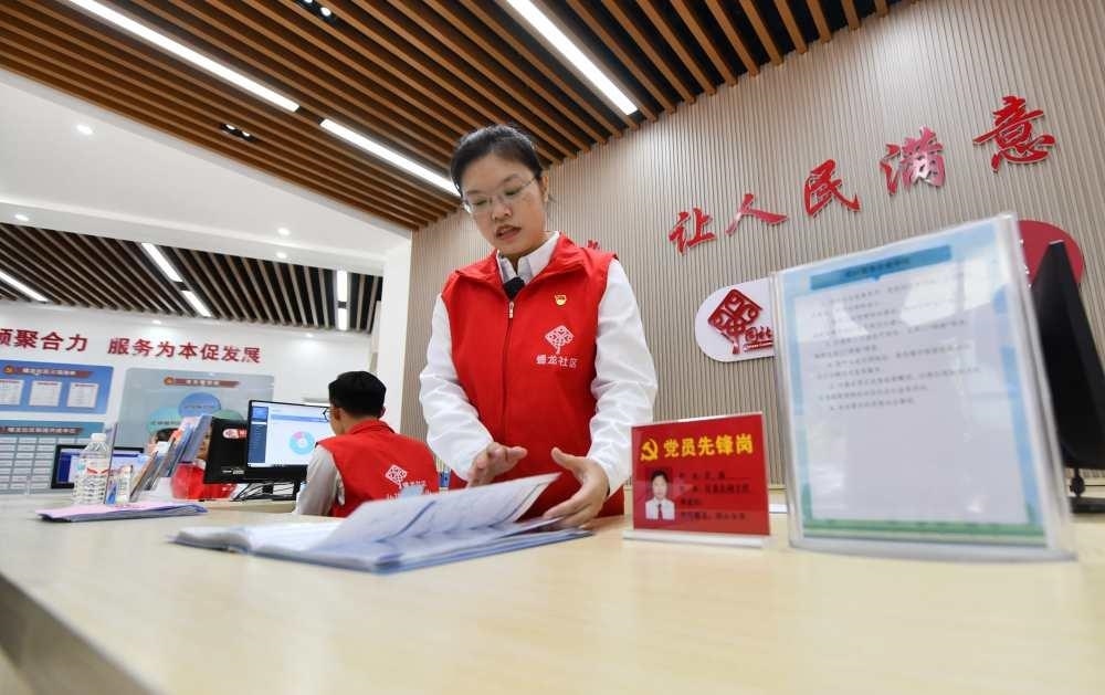 △2023年12月14日，廣西南寧市蟠龍社區(qū)，工作人員在為居民服務。