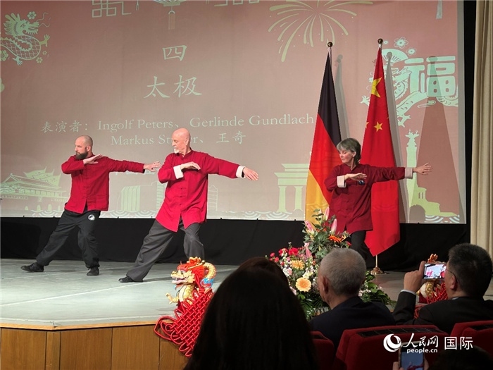 太極，表演者：Ingolf Peters、Gerlinde Gundlach、Markus Stüber