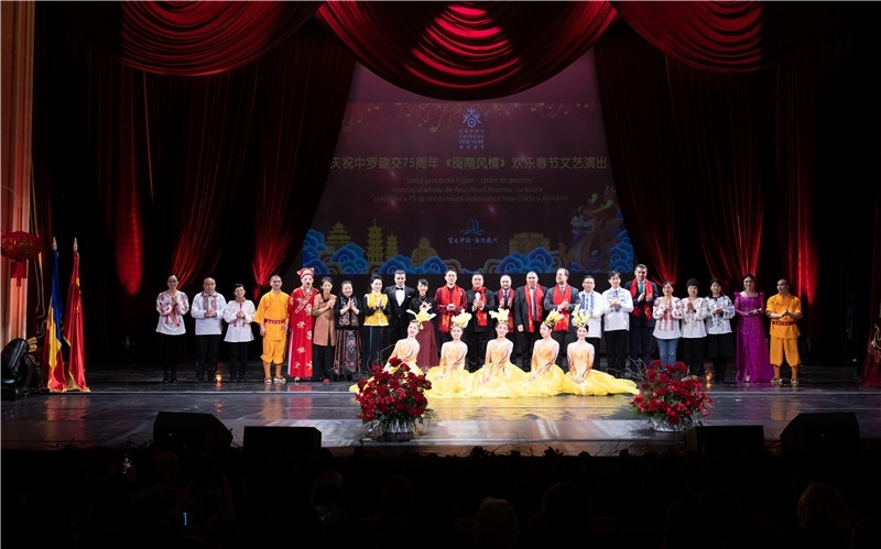 圖為韓大使、羅政府高官與泉州藝術團演員合影。中國駐羅大使館文化處供圖。