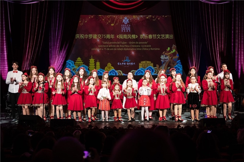 圖為羅小快板兒童合唱團在演唱中文歌曲。 中國駐羅大使館文化處供圖。