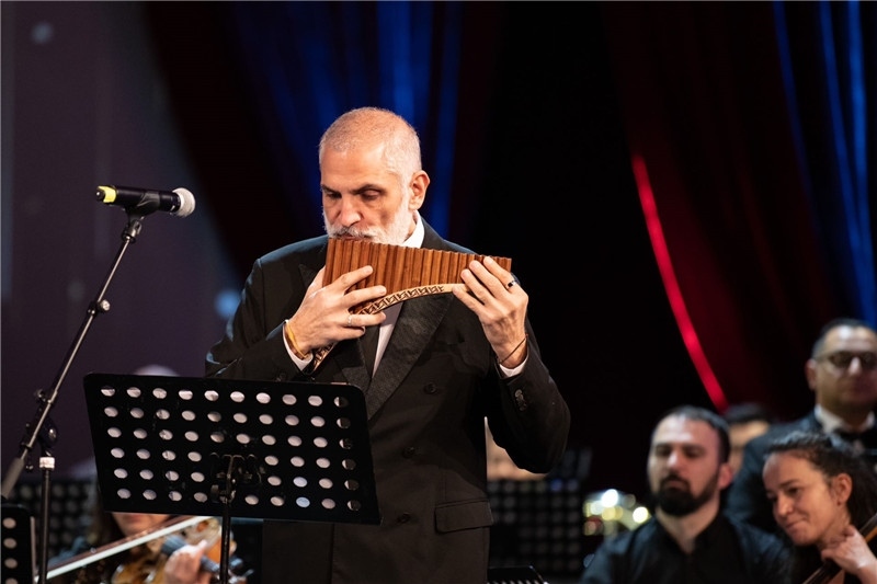 圖為著名排簫大師達米安·德拉吉奇在領銜演奏中國經(jīng)典曲目。 中國駐羅大使館文化處供圖。