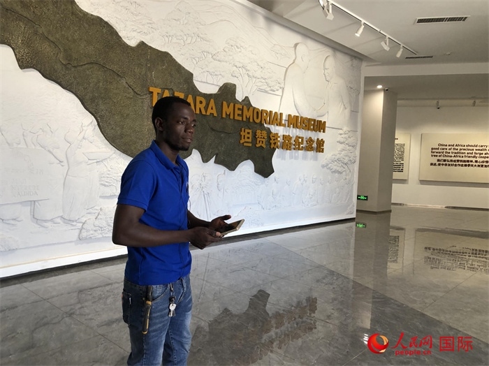 當?shù)毓ぷ魅藛T向記者講解。人民網(wǎng)記者 黃培昭攝