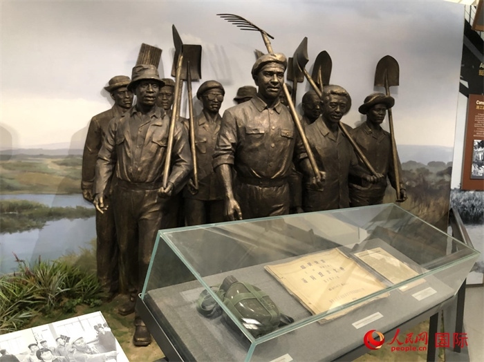 紀念園中展覽的筑路場景 。人民網(wǎng)記者 黃培昭攝