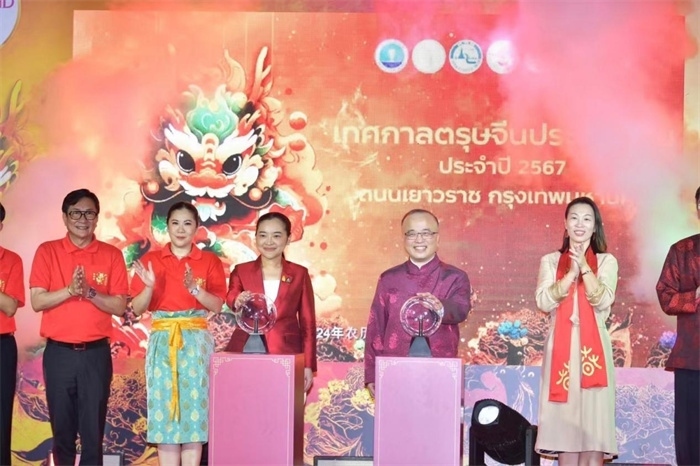 泰國旅游與體育部長素妲婉、中國駐泰國使館公使吳志武代表中泰雙方同時觸按水晶球點亮龍頭彩燈。中國駐泰國使館供圖