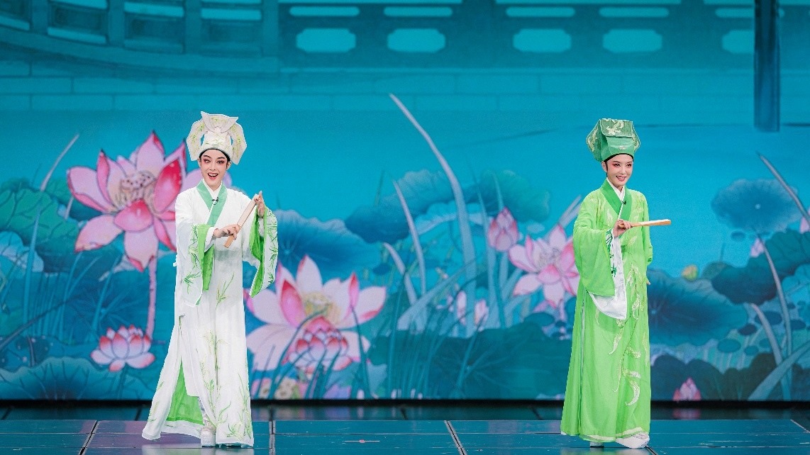 青年越劇演員陳麗君、李云霄彩排現(xiàn)場(chǎng)。主辦方供圖