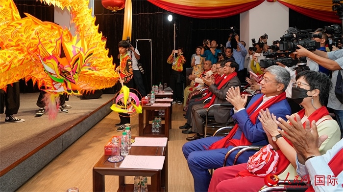 嘉賓觀看傳統(tǒng)舞龍表演。人民網(wǎng)記者 謝佳君攝