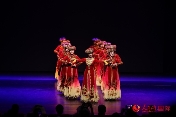 2日在阿聯(lián)酋迪拜舉行的大型音舞詩畫《新疆是個(gè)好地方》文藝演出。人民網(wǎng)記者任皓宇攝