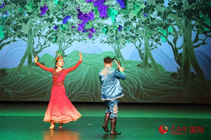 2日在阿聯(lián)酋迪拜舉行的大型音舞詩畫《新疆是個(gè)好地方》文藝演出。人民網(wǎng)記者 任皓宇攝