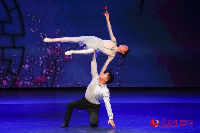 2日在阿聯(lián)酋迪拜舉行的大型音舞詩畫《新疆是個(gè)好地方》文藝演出。人民網(wǎng)記者 任皓宇攝