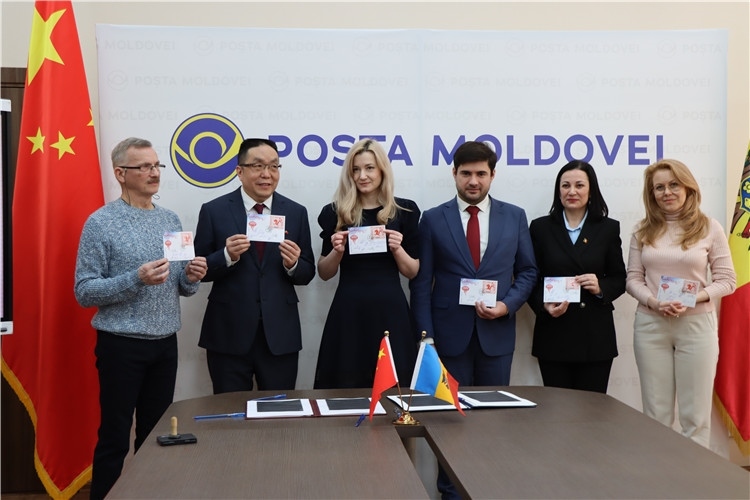 摩爾多瓦首發(fā)龍年生肖郵票。中國駐摩爾多瓦大使館供圖