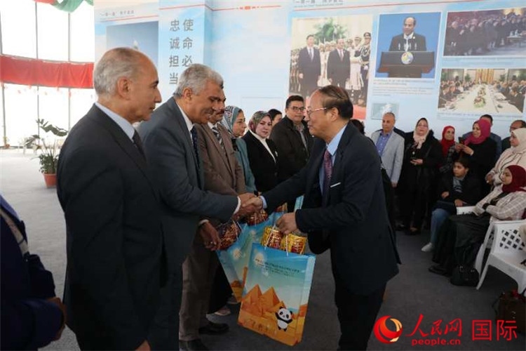 中國駐埃及使館教科處盧春生公參為埃及師生發(fā)放新年禮包。人民網(wǎng)記者 黃培昭攝