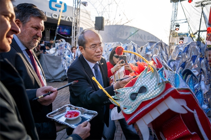 中國駐希臘大使館大使肖軍正與希方嘉賓為舞龍點睛?！吨邢r報》供圖