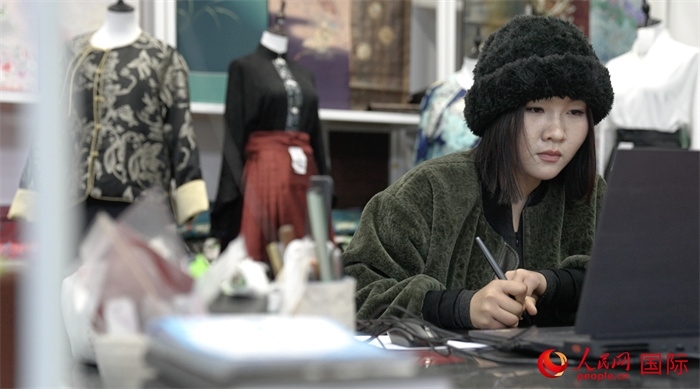 1月23日，在山東省菏澤市曹縣有愛(ài)云倉(cāng)直播基地，張子晨正在設(shè)計(jì)漢服。 人民網(wǎng)記者 袁蒙攝