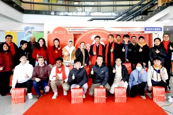 天津大學(xué)同學(xué)們收到新春大禮包。校方供圖