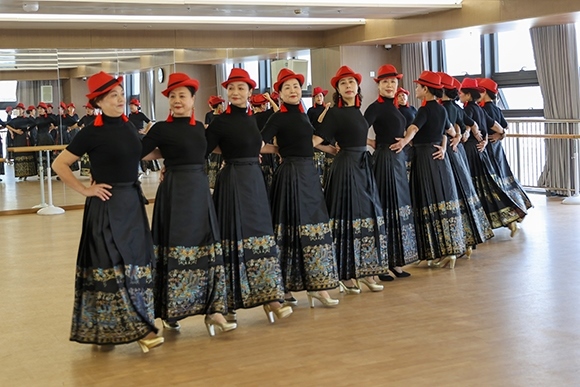 廈門(mén)思明區(qū)老年大學(xué)老年模特班正在上課。