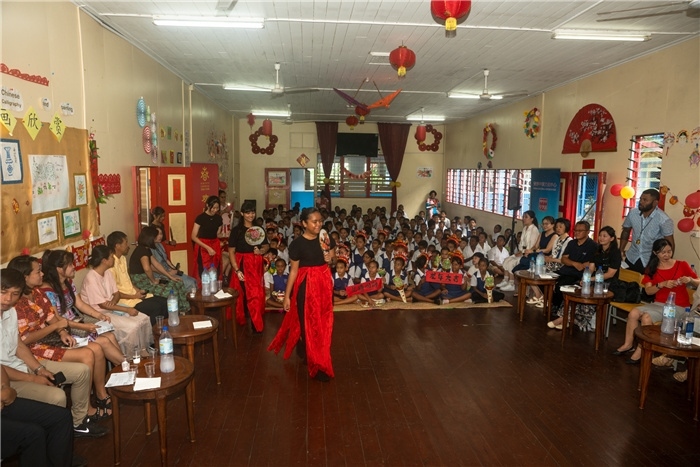 中華學(xué)校學(xué)生表演扇子舞。