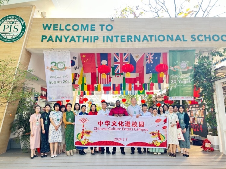 駐老撾使館政治處主任杜長青與白云碧國際學(xué)校校方、參會志愿者教師合影?；顒?dòng)主辦方供圖