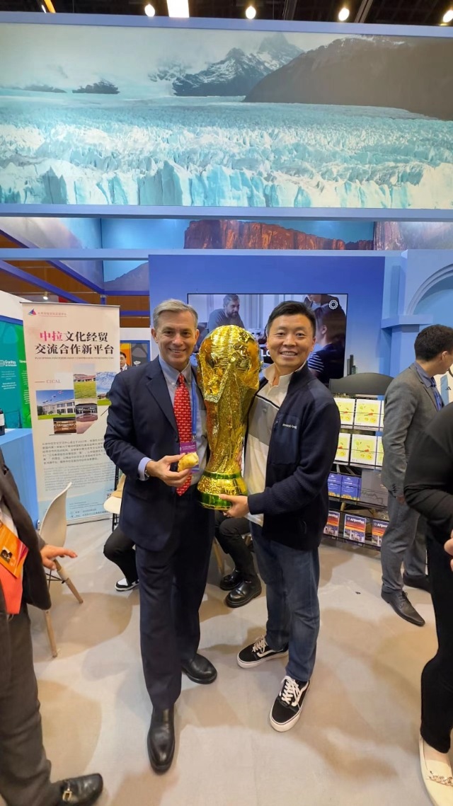 2022年，馬克西米與同事在上海。圖片由受訪者提供